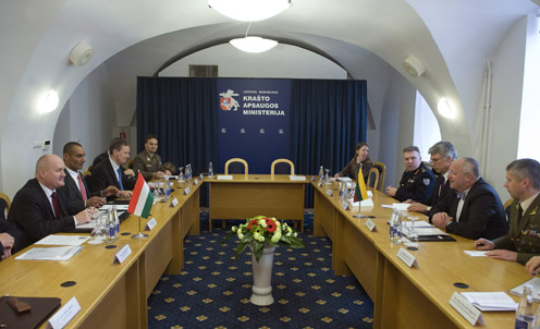 A két védelmi miniszter megbeszélése (fotó: Koszticsák Szilárd, MTI)
