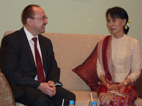 Németh Zsolt és Aung Szan Szú Kji (Fotó: Külügyminisztérium)