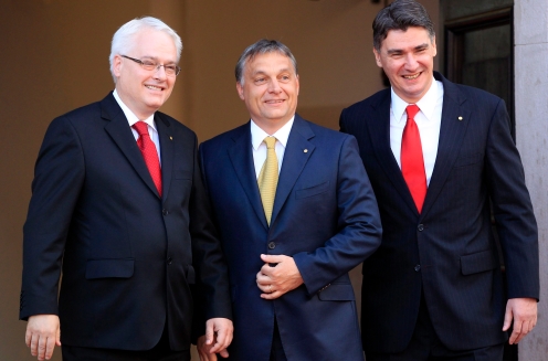 Ivo Josipovic horvát elnök (b) és Zoran Milanovic horvát miniszterelnök (j) fogadja Orbán Viktor miniszterelnököt (k) a Horvátország EU-csatlakozása alkalmából rendezett ünnepség előtt a zágrábi Szent Márk téren 2013. június 30-án. Fotó: MTI/AP/Darko Bandic
