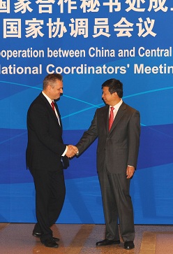 Takács Szabolcs és Szung Tao (Song Tao) kínai külügyminiszter-helyettes (fotó: Trebitsch Péter / MTI)