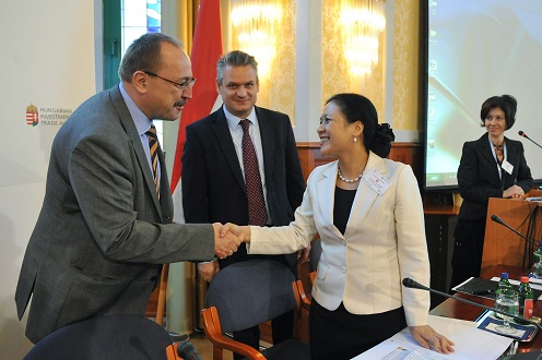 Németh Zsolt üdvözli Nguyen Phuong Nga vietnámi külügyminiszter-helyettest, mellettük Takács Szabolcs, a Külügyminisztérium globális ügyekért felelős helyettes államtitkára (fotó: Soós Lajos /MTI)