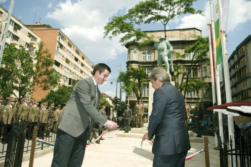 Kocsis Máté, Józsefváros polgármestere (b) és Vargha Tamás adta át a megújult teret. Fotó Koszticsák Szilárd, MTI