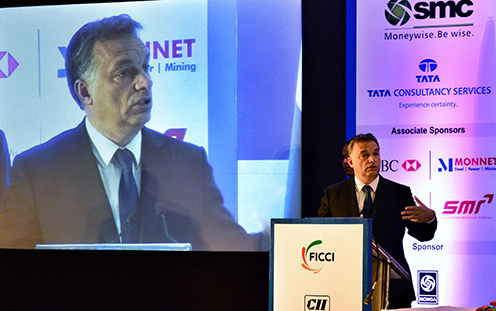 A hivatalos indiai látogatáson tartózkodó Orbán Viktor beszédet mond az Újdelhiben megrendezett magyar-indiai üzleti fórumon 2013. október 17-én. MTI Fotó: Miniszterelnöki Sajtóiroda/Burger Barna 