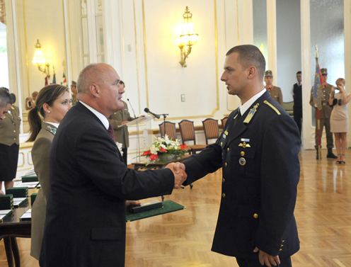 A miniszter kitünteti Molnár Tibor őrnagyot (fotó: Galovtsik Gábor)