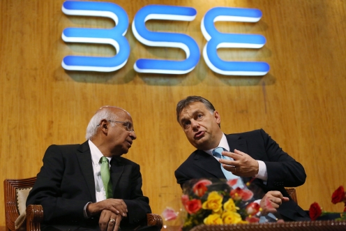 Orbán Viktor és Szubramaniam Ramadorai, a mumbai értéktőzsde (BSE) elnöke megbeszélést folytat a tőzsde épületében. (MTI/EPA/Divjakant Szolanki)