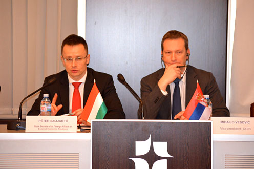 Előadás a Szerb Gazdasági Kamarában, jobb oldalon: Mihailo Vesovic, a Szerb Gazdasági Kamara nemzetközi kapcsolatokért felelős alelnöke (fotó: Benkő Szilárd)