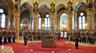 Újra a Magyar Honvédség őrzi a Szent Koronát 