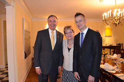 Szijjártó Péter (j) Marcy Kaptur és Andy Harris (b), az amerikai kongresszus magyar csoportjának vezetőivel Magyarország washingtoni nagykövetségén 2013. június 17-én. Fotó: Miniszterelnökség