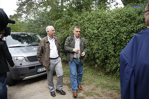 Orbán Viktor miniszterelnök (k) és Balog Zoltán, az emberi erőforrások minisztere (b) érkezik a Polgári Magyarországért Alapítvány rendezvényére Kötcsén 2013. szeptember 15-én. MTI Fotó: Varga György