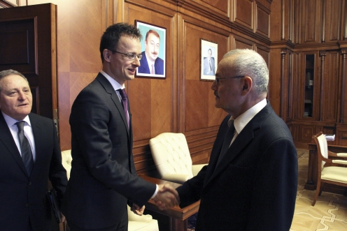 Artur Rasizade azeri miniszterelnök fogadja Szijjártó Pétert Bakuban. Fotó: Miniszterelnökség
