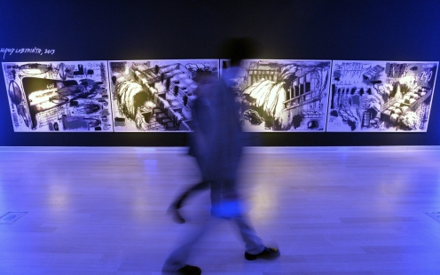 Fabrizio Plessi olasz képzőművész Liquid Labyrinth (Folyékony labirintus) című installációja - Fotó: Máthé Zoltán, MTI 