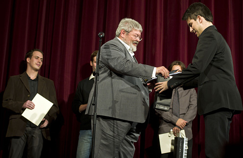 Szőcs Géza átadja a díjakat (fotó: Pelsőczy Csaba)