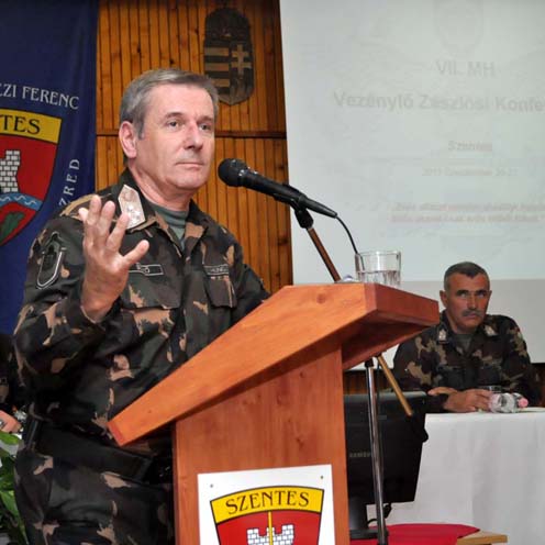Dr. Benkő Tibor vezérezredes előadását tartja (fotó: Galambos Sándor)