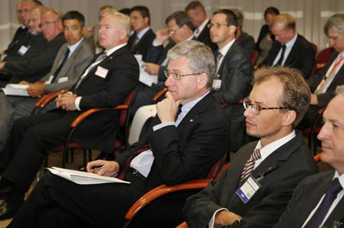 A HM védelemgazdaságért felelős helyettes államtitkára a konferencia résztvevői között (fotó: Hangácsi István mk. alezredes, Dr. Bene Gyula alezredes)