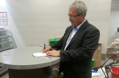 Miskolcon törzsvásárlói kártyát vett át a miniszter a Coop holnap nyíló üzletében (Fotó: VM Sajtóiroda)