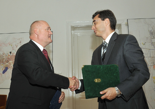 Hende Csaba honvédelmi miniszter és Papp László alpolgármester a szándéknyilatkozat aláírásán (fotó: Krasznai-Nehrebeczky Mária)