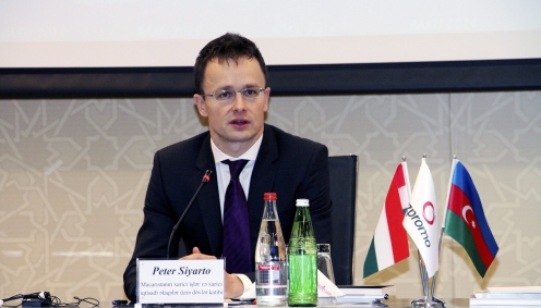 Szijjártó Péter, a Miniszterelnökség külügyi és külgazdasági államtitkára előadást tart a magyar-azeri üzleti fórumon Bakuban. Fotó: Miniszterelnökség