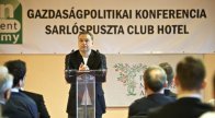 Orbán Viktor fiatal közgazdászokkal találkozott Sarlóspusztán