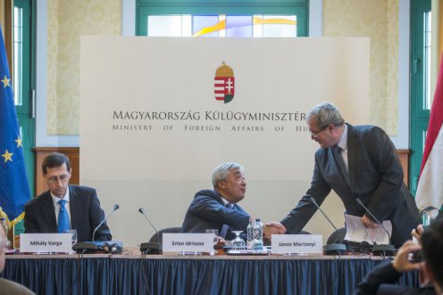 Varga Mihály, Erlan Idrissov és Fazekas Sándor - Fotó: Pelsőczy Csaba