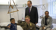 Németh Zsolt látogatása a Honvédkórházba érkezett líbiai sebesülteknél 