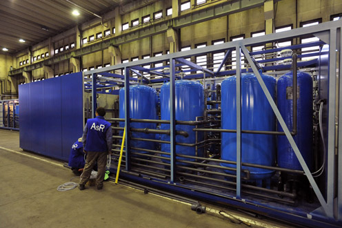 Munkások dolgoznak a HM  Currus Zrt. gödöllői telephelyén a saját fejlesztésű, konténerben szállítható víztisztító, arzénmentesítő berendezés összeszerelésén 2012. november 19-én (forrás: MTI, Máthé Zoltán)