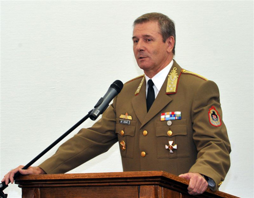Benkő Tibor vezérezredes köszöntötte a katonákat (fotó: Tóth László)