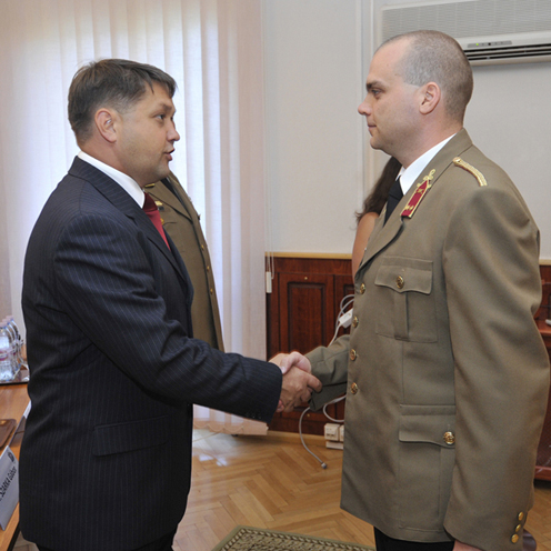 Szarka Gábor, a Honvédelmi Minisztérium kabinetfőnöke gratulál a kiváló munkáért (fotó: Galovtsik Gábor)
