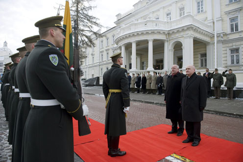 Juozas Olekas litván nemzetvédelmi miniszter katonai tiszteletadás mellett fogadja Hende Csaba honvédelmi minisztert Vilniusban 2013. január 16-án. (Fotó: Koszticsák Szilárd)