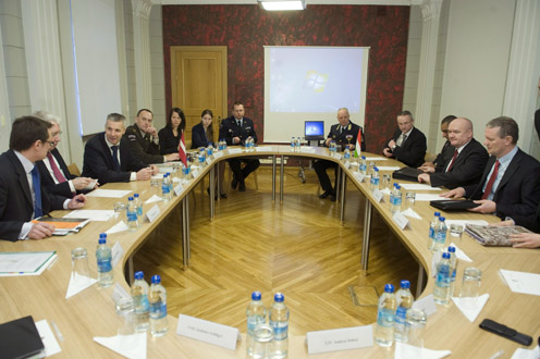 Artis Pabriks lett védelmi miniszter hivatalában megbeszélést folytat Hende Csaba honvédelmi miniszterrel Rigában 2013. január 17-én. (Fotó: Koszticsák Szilárd)
