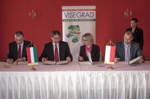 Völner Pál 2013. november 27-én a V4-ek közötti összeköttetések fejlesztéséről szóló nyilatkozat aláírásán. Fotó: Bartolf Ágnes