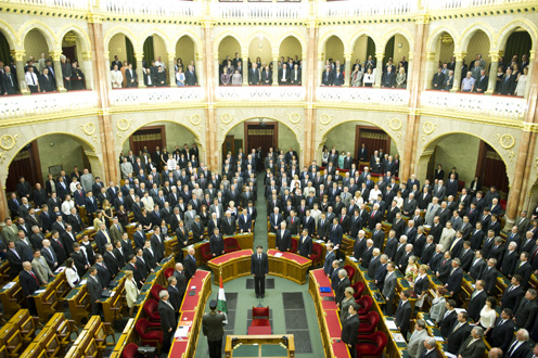 Áder János, Magyarország köztársasági elnöke leteszi esküjét a parlamentben