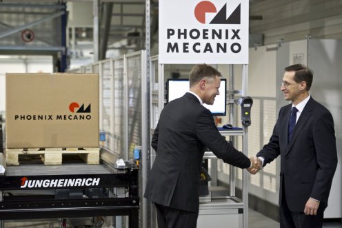 Varga Mihály és Benedikt Goldkamp vezérigazgató kezet fognak a Phoenix Mecano Kft. új logisztikai központjának átadásán - Fotó: Árvai Károly 