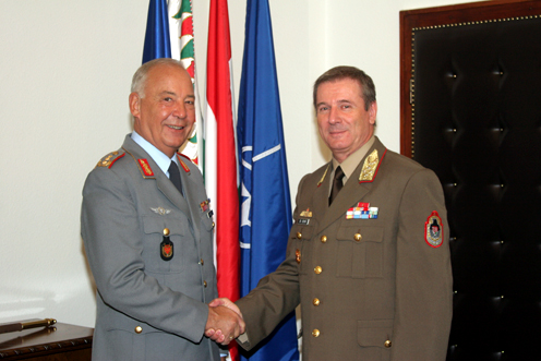 dr. Benkő Tibor vezérezredes és Rainer Glatz altábornagy (fotó: Honvéd Vezérkar)