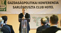 Orbán Viktor fiatal közgazdászokkal találkozott Sarlóspusztán