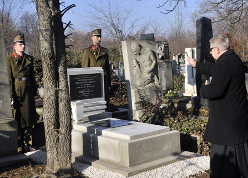 Berta Tibor ezredes, a HM Katolikus Tábori Püspökség általános helynöke megáldotta a felújított síremléket (fotó: Galovtsik Gábor)