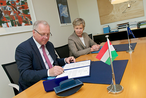 Robák Ferenc nagykövet, Maud de Boer-Buquicchio, az ET főtitkár-helyettese (fotó: Candice Imbert, Európa Tanács)