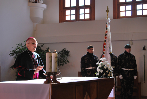 Bosák Nándor megyés püspök mond áldást (fotó: Nehéz Attila)