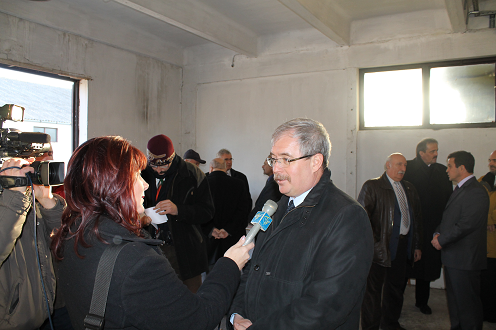 Sándor Fazekas, surrounded by reporters (Photo: Pál Dippold)