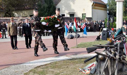 Dankó István és Böröndi Gábor dandártábornok koszorúzott az emlékhelyen (fotó: Zrínyi Média)