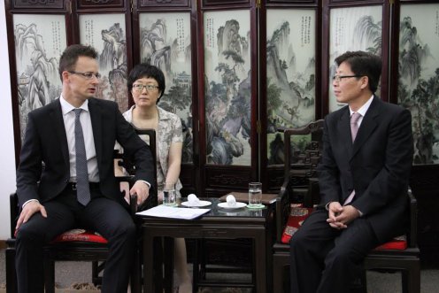 Szijjártó Péter tárgyalást folytatott Wang Zhiqing-gel, a Kínai Polgári Légügyi Hatóság elnök-helyettesével