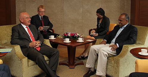 Martonyi János és Kasiviswanathan Shanmugam (fotó: szingapúri külügyminisztérium)
