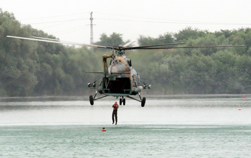 A zárógyakorlat egy mozzanata (fotó: MH 86. Szolnok Helikopter Bázis)