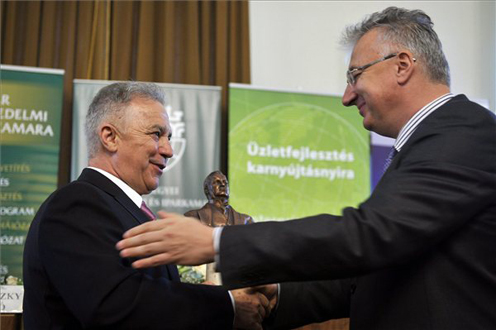 Semjén Zsolt miniszterelnök-helyettes átadja a díjat Jüllich Ádámnak, a Jüllich Glas Holding Zrt. elnökének - Fotó: MTI/Kovács Attila