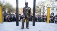 Orbán Viktor leleplezte Kosztolányi Dezső egészalakos szobrát Szabadkán