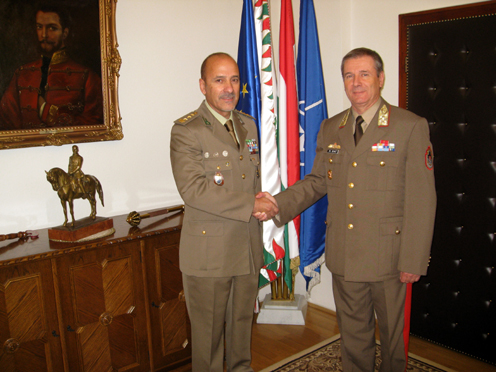 Luigi Vivona ezredes és dr. Benkő Tibor vezérezredes (fotó: HM Sajtóiroda)