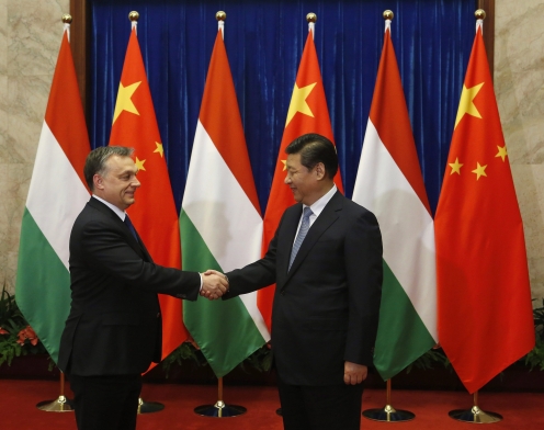 Orbán Viktor magyar miniszterelnök és Hszi Csin-ping kínai elnök a pekingi Nagy Népi Csarnokban - Fotó: EPA pool/Rolex Dela Pena