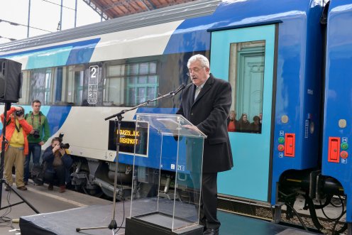 Fónagy János államtitkár a MÁV saját fejlesztésű IC+ vasútikocsi-prototípusainak bemutatóján - Fotó: Bartolf Ágnes