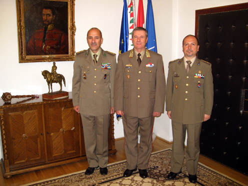 Luigi Vivona ezredes, dr. Benkő Tibor vezérezredes, Giseppe Torterelli ezredes (fotó: HM Sajtóiroda)
