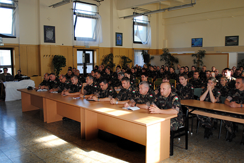 A tájékoztatót hallgató katonák Budapesten (fotó: Draveczki-Ury Ádám)