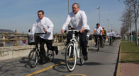 Kerékpáron érkeztek az EU környezetvédelmi miniszterei a MTA-hoz